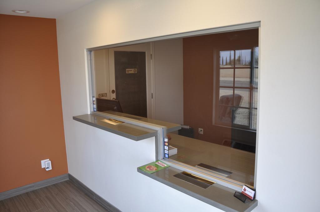 Motel 6 Maple/Main Hesperia Bagian luar foto