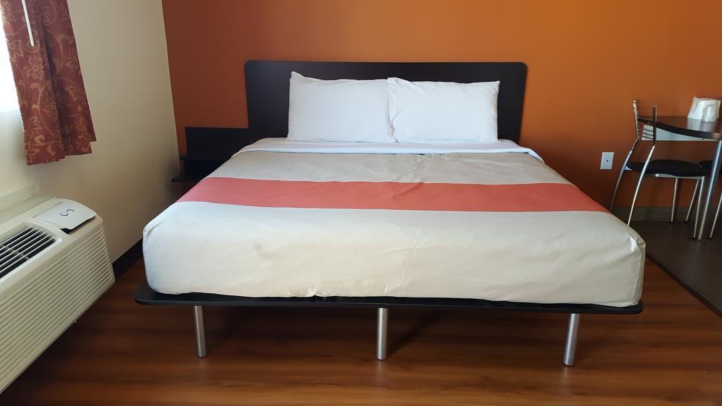 Motel 6 Maple/Main Hesperia Bagian luar foto