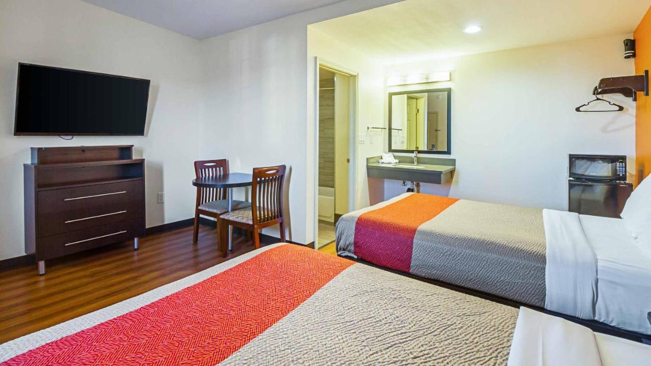 Motel 6 Maple/Main Hesperia Bagian luar foto